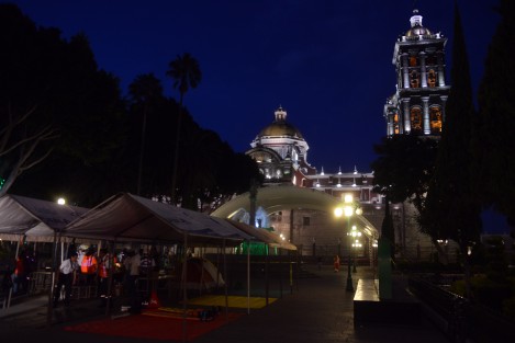 El centro histórico de la ciudad de Puebla fue desalojado por autoridades en un perímetro de alrededor de 6 cuadras para evitar desgracias. Este miércoles realizarán tareas de evaluación en edificios. 
