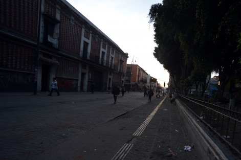 El centro histórico de la ciudad de Puebla fue desalojado por autoridades en un perímetro de alrededor de 6 cuadras para evitar desgracias. Este miércoles realizarán tareas de evaluación en edificios. 