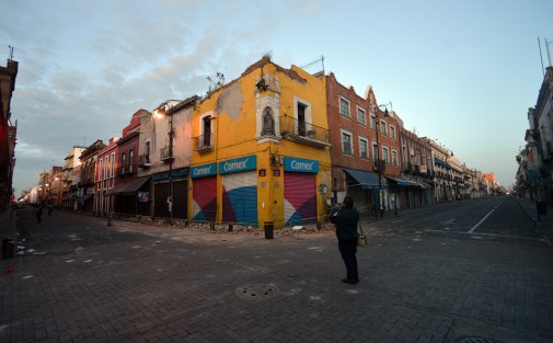 El centro histórico de la ciudad de Puebla fue desalojado por autoridades en un perímetro de alrededor de 6 cuadras para evitar desgracias. Este miércoles realizarán tareas de evaluación en edificios. 