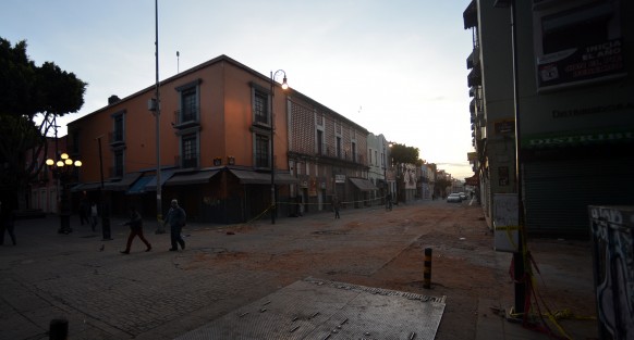 El centro histórico de la ciudad de Puebla fue desalojado por autoridades en un perímetro de alrededor de 6 cuadras para evitar desgracias. Este miércoles realizarán tareas de evaluación en edificios. 
