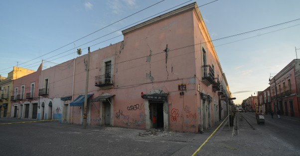 El centro histórico de la ciudad de Puebla fue desalojado por autoridades en un perímetro de alrededor de 6 cuadras para evitar desgracias. Este miércoles realizarán tareas de evaluación en edificios. 