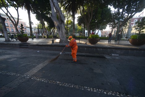 El centro histórico de la ciudad de Puebla fue desalojado por autoridades en un perímetro de alrededor de 6 cuadras para evitar desgracias. Este miércoles realizarán tareas de evaluación en edificios. 