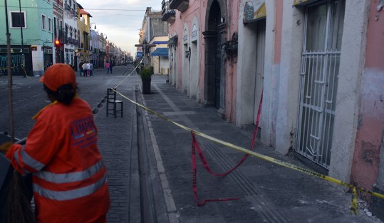 El centro histórico de la ciudad de Puebla fue desalojado por autoridades en un perímetro de alrededor de 6 cuadras para evitar desgracias. Este miércoles realizarán tareas de evaluación en edificios. 