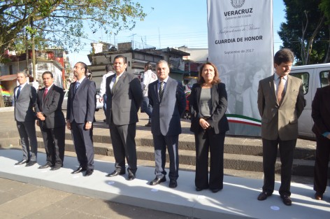 Encabezados por la titular, Yolanda Baizabal, personal de la Secretaría de Protección Civil montó guardia de honor ante el monumento a Miguel Hidalgo en Xalapa. 