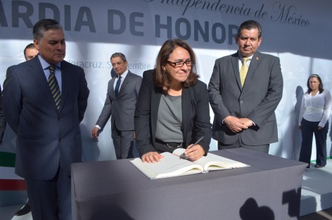 Encabezados por la titular, Yolanda Baizabal, personal de la Secretaría de Protección Civil montó guardia de honor ante el monumento a Miguel Hidalgo en Xalapa. 