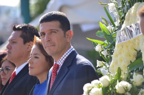 Adolfo Toss Capistrán,director del DIF Xalapa, acompañado por personal del DIF Municipal, realizaron la tradicional guardia de honor por el mes patrio en el parque de Los Berros.