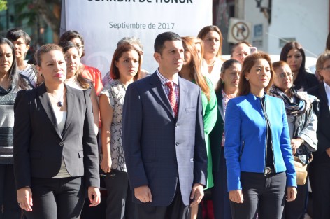 Adolfo Toss Capistrán,director del DIF Xalapa, acompañado por personal del DIF Municipal, realizaron la tradicional guardia de honor por el mes patrio en el parque de Los Berros.
