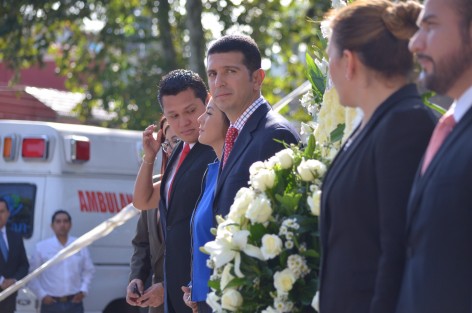 Adolfo Toss Capistrán,director del DIF Xalapa, acompañado por personal del DIF Municipal, realizaron la tradicional guardia de honor por el mes patrio en el parque de Los Berros.