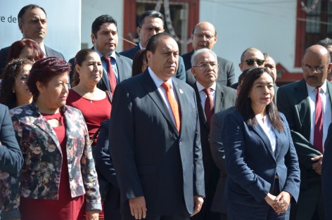 El Director del Centro SCT, Miguel Ángel Vega Vargas, en las guardias de honor informó que las carreteras veracruzanas no sufrieron afectaciones por el sismo registrado el día de ayer en la entidad veracruzana.