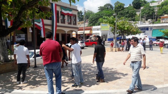 Padres de Familia de la escuela primaria Independencia, de la localidad Donato Márquez Azuara, del municipio de Papantla, lamentaron que sin revisión el Gobierno del estado haya determinado se reiniciaran las clases, ya que pusieron en riesgo a los escolapios. 
