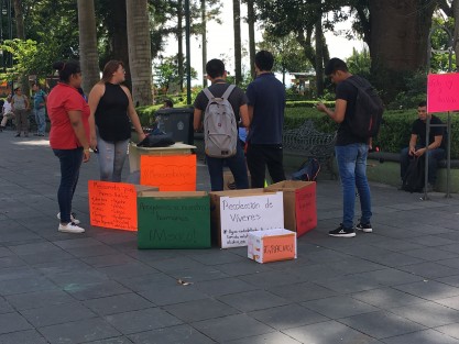 Xalapeños invitan a cooperar con los damnificados, llevando apoyos a los centros de acopio para damnificados de los muchos que hay en la ciudad.