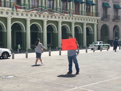 Xalapeños invitan a cooperar con los damnificados, llevando apoyos a los centros de acopio para damnificados de los muchos que hay en la ciudad.
