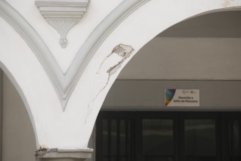Trabajadores realizan labores de remoción de material desprendible que pudieran caer ante una posible réplica del temblor. A pesar de que los empleados niegan que el edificio haya sufrido daños por el movimiento telúrico, lo cierto es que se aprecian algunas grietas en la parte frontal del edificio.