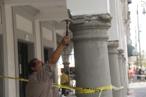 Trabajadores realizan labores de remoción de material desprendible que pudieran caer ante una posible réplica del temblor. A pesar de que los empleados niegan que el edificio haya sufrido daños por el movimiento telúrico, lo cierto es que se aprecian algunas grietas en la parte frontal del edificio.