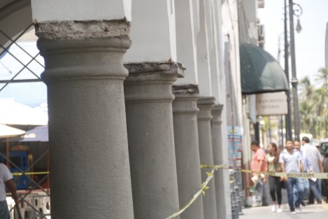 Trabajadores realizan labores de remoción de material desprendible que pudieran caer ante una posible réplica del temblor. A pesar de que los empleados niegan que el edificio haya sufrido daños por el movimiento telúrico, lo cierto es que se aprecian algunas grietas en la parte frontal del edificio.