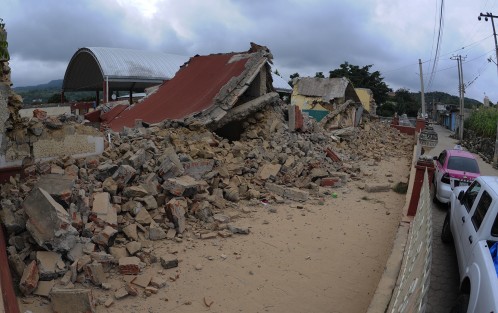 La escuela primaria Aquiles Serdán, en la comunidad de San Pedro Atlixco, municipio de Tianguismanalco, Puebla, quedó completamente destruida con el sismo del martes; el inmueble había sido afectado por el sismo anterior y no resistió; afortunadamente maestros y alumnos resultaron ilesos.

