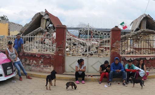 La escuela primaria Aquiles Serdán, en la comunidad de San Pedro Atlixco, municipio de Tianguismanalco, Puebla, quedó completamente destruida con el sismo del martes; el inmueble había sido afectado por el sismo anterior y no resistió; afortunadamente maestros y alumnos resultaron ilesos.
