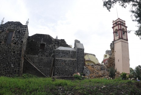 La pequeña comunidad campesina de San Pedro Atlixco, Puebla,  vivió en carne propia la fuerza brutal del terremoto de este martes 19: su escuela primaria y la iglesia en honor a San Pedro Apostol (de cerca de 200 años) fueron totalmente destruidas. Piden apoyo de autoridades que han sido indiferentes ante su desgracia. 
