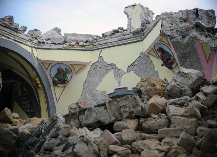 La pequeña comunidad campesina de San Pedro Atlixco, Puebla,  vivió en carne propia la fuerza brutal del terremoto de este martes 19: su escuela primaria y la iglesia en honor a San Pedro Apostol (de cerca de 200 años) fueron totalmente destruidas. Piden apoyo de autoridades que han sido indiferentes ante su desgracia. 
