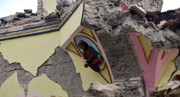La parroquia de San Pedro Apóstol sufrió daños en un 50 por ciento de su construcción, cabe mencionar que dicho inmueble tenía más 200 años de historia, lo que dejó muy conmovidos a sus habitantes.
