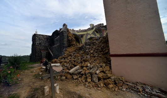 La parroquia de San Pedro Apóstol sufrió daños en un 50 por ciento de su construcción, cabe mencionar que dicho inmueble tenía más 200 años de historia, lo que dejó muy conmovidos a sus habitantes.
