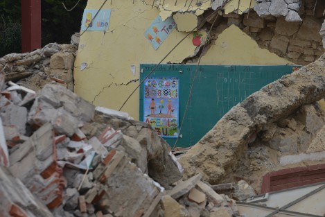 Uno de los sitios que fue debastado en su totalidad fue la escuela primaria Aquiles Serdán,  donde tres salones de más  de 72 años, sucumbieron ante la intensidad del temblor.
