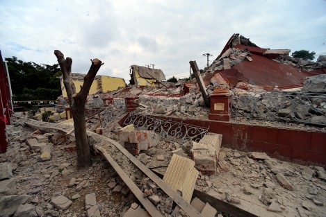 Uno de los sitios que fue debastado en su totalidad fue la escuela primaria Aquiles Serdán,  donde tres salones de más  de 72 años, sucumbieron ante la intensidad del temblor.
