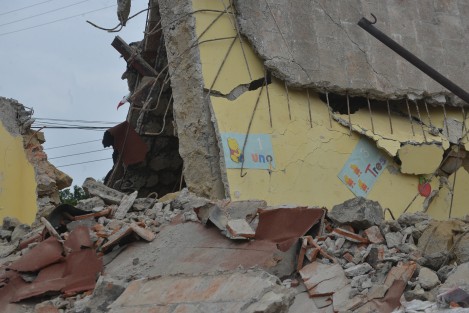 Uno de los sitios que fue debastado en su totalidad fue la escuela primaria Aquiles Serdán,  donde tres salones de más  de 72 años, sucumbieron ante la intensidad del temblor.
