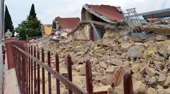 Uno de los sitios que fue debastado en su totalidad fue la escuela primaria Aquiles Serdán,  donde tres salones de más  de 72 años, sucumbieron ante la intensidad del temblor.
