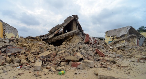 Uno de los sitios que fue debastado en su totalidad fue la escuela primaria Aquiles Serdán,  donde tres salones de más  de 72 años, sucumbieron ante la intensidad del temblor.
