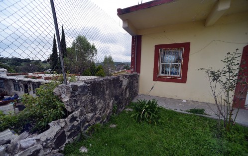 Uno de los sitios que fue debastado en su totalidad fue la escuela primaria Aquiles Serdán,  donde tres salones de más  de 72 años, sucumbieron ante la intensidad del temblor.
