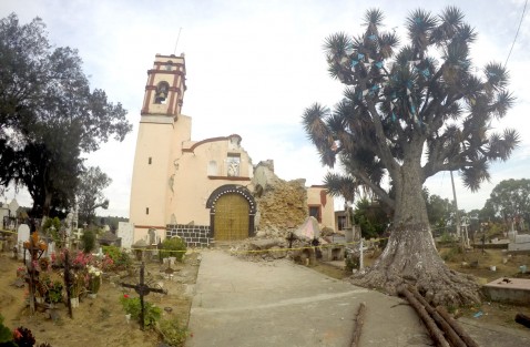 La parroquia de San Pedro Apóstol sufrió daños en un 50 por ciento de su construcción, cabe mencionar que dicho inmueble tenía más 200 años de historia, lo que dejó muy conmovidos a sus habitantes. 