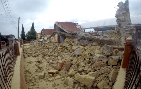 
Uno de los sitios que fue debastado en su totalidad fue la escuela primaria Aquiles Serdán, donde tres salones de más de 72 años, sucumbieron ante la intensidad del temblor.