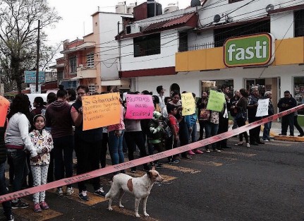 Alumnos y padres de familia de la Escuela Miguel Hidalgo, Bloquean la Avenida Miguel Alemán, exigiendo inspección técnica a escuela sobre daños por el sismo.