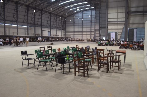 Jóvenes preparatorianos de la escuela Constitución de 1917 toman clases en las instalaciones del Deportivo Omega, esto luego de que Protección civil del estado verificó el mal estado en que se encuentran 7 de 14 aulas del plantel ubicado en la calle de Bravo en Pleno centro histórico de Xalapa, esta medida se extenderá por el tiempo necesario hasta que se reparen los daños. 
