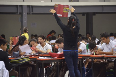 Jóvenes preparatorianos de la escuela Constitución de 1917 toman clases en las instalaciones del Deportivo Omega, esto luego de que Protección civil del estado verificó el mal estado en que se encuentran 7 de 14 aulas del plantel ubicado en la calle de Bravo en Pleno centro histórico de Xalapa, esta medida se extenderá por el tiempo necesario hasta que se reparen los daños. 