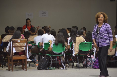 Jóvenes preparatorianos de la escuela Constitución de 1917 toman clases en las instalaciones del Deportivo Omega, esto luego de que Protección civil del estado verificó el mal estado en que se encuentran 7 de 14 aulas del plantel ubicado en la calle de Bravo en Pleno centro histórico de Xalapa, esta medida se extenderá por el tiempo necesario hasta que se reparen los daños. 