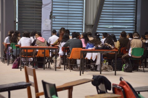 Jóvenes preparatorianos de la escuela Constitución de 1917 toman clases en las instalaciones del Deportivo Omega, esto luego de que Protección civil del estado verificó el mal estado en que se encuentran 7 de 14 aulas del plantel ubicado en la calle de Bravo en Pleno centro histórico de Xalapa, esta medida se extenderá por el tiempo necesario hasta que se reparen los daños. 