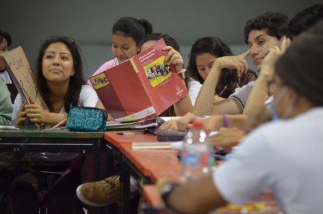 Jóvenes preparatorianos de la escuela Constitución de 1917 toman clases en las instalaciones del Deportivo Omega, esto luego de que Protección civil del estado verificó el mal estado en que se encuentran 7 de 14 aulas del plantel ubicado en la calle de Bravo en Pleno centro histórico de Xalapa, esta medida se extenderá por el tiempo necesario hasta que se reparen los daños. 