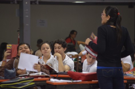 Jóvenes preparatorianos de la escuela Constitución de 1917 toman clases en las instalaciones del Deportivo Omega, esto luego de que Protección civil del estado verificó el mal estado en que se encuentran 7 de 14 aulas del plantel ubicado en la calle de Bravo en Pleno centro histórico de Xalapa, esta medida se extenderá por el tiempo necesario hasta que se reparen los daños. 