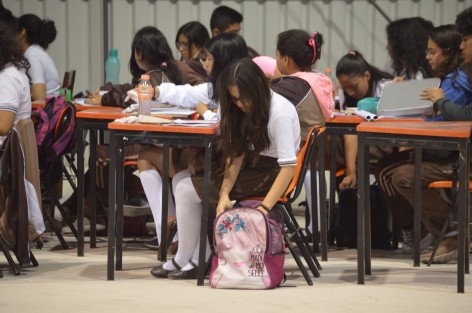 Jóvenes preparatorianos de la escuela Constitución de 1917 toman clases en las instalaciones del Deportivo Omega, esto luego de que Protección civil del estado verificó el mal estado en que se encuentran 7 de 14 aulas del plantel ubicado en la calle de Bravo en Pleno centro histórico de Xalapa, esta medida se extenderá por el tiempo necesario hasta que se reparen los daños. 
