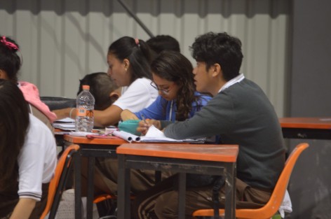 Jóvenes preparatorianos de la escuela Constitución de 1917 toman clases en las instalaciones del Deportivo Omega, esto luego de que Protección civil del estado verificó el mal estado en que se encuentran 7 de 14 aulas del plantel ubicado en la calle de Bravo en Pleno centro histórico de Xalapa, esta medida se extenderá por el tiempo necesario hasta que se reparen los daños. 