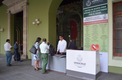 Como lo anunciara el gobernador Miguel Ángel Yunes Linares, este jueves fue instalado en Palacio de Gobierno un centro de acopio para damnificados por los sismos, sin embargo, al paso de las horas poco han recabado. Hacen un llamado a la sociedad para solidarizarse y cooperar con cubetas, picos, víveres, gasas, vendas, etc.