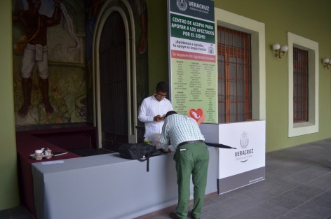 Como lo anunciara el gobernador Miguel Ángel Yunes Linares, este jueves fue instalado en Palacio de Gobierno un centro de acopio para damnificados por los sismos, sin embargo, al paso de las horas poco han recabado. Hacen un llamado a la sociedad para solidarizarse y cooperar con cubetas, picos, víveres, gasas, vendas, etc.