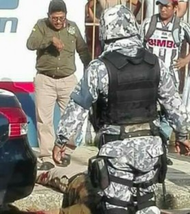 Una mujer y dos hombres fueron baleados en el bar Coyote Girl ubicado en  la colonia Puerto México de la ciudad de Coatzacoalcos la tarde del miércoles, por sujetos armados que llegaron y dispararon contra ellos. Un guardia de una farmacia cercana igual fue asesinado al acercarse al lugar a tomar conocimiento de los hechos. 