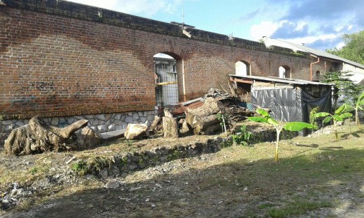 La antigua ex Estación del Tren de Paraje Nuevo, Ver. está siendo destruída ante la invasión del predio por grupos afines a un partido político, por lo que vecinos piden se detenga.