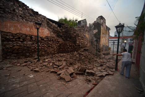 Izúcar de Matamoros, otro de los municipios de Puebla que se vio severamente afectado por el sismo de este martes. La cabecera municipal se encuentra dentro de la zona donde se registró como epicentro y algunos edificios céntricos, así como negocios, el Centro Escolar Lázaro Cárdenas y la iglesia del Santuario Santiago Apóstol, son los que tuvieron mayores daños.