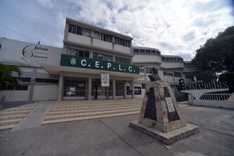 Izúcar de Matamoros, otro de los municipios de Puebla que se vio severamente afectado por el sismo de este martes. La cabecera municipal se encuentra dentro de la zona donde se registró como epicentro y algunos edificios céntricos, así como negocios, el Centro Escolar Lázaro Cárdenas y la iglesia del Santuario Santiago Apóstol, son los que tuvieron mayores daños.