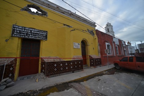 Izúcar de Matamoros, otro de los municipios de Puebla que se vio severamente afectado por el sismo de este martes. La cabecera municipal se encuentra dentro de la zona donde se registró como epicentro y algunos edificios céntricos, así como negocios, el Centro Escolar Lázaro Cárdenas y la iglesia del Santuario Santiago Apóstol, son los que tuvieron mayores daños.