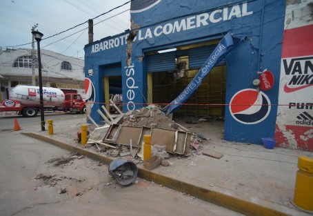 Izúcar de Matamoros, otro de los municipios de Puebla que se vio severamente afectado por el sismo de este martes. La cabecera municipal se encuentra dentro de la zona donde se registró como epicentro y algunos edificios céntricos, así como negocios, el Centro Escolar Lázaro Cárdenas y la iglesia del Santuario Santiago Apóstol, son los que tuvieron mayores daños.